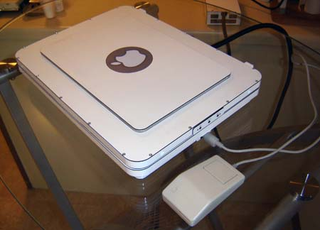 Illustration for article titled Ben Heck Mods Apple IIgs into a Bright, Shiny Laptop